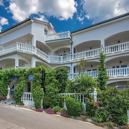 1 Bedroom Cozy In דירה